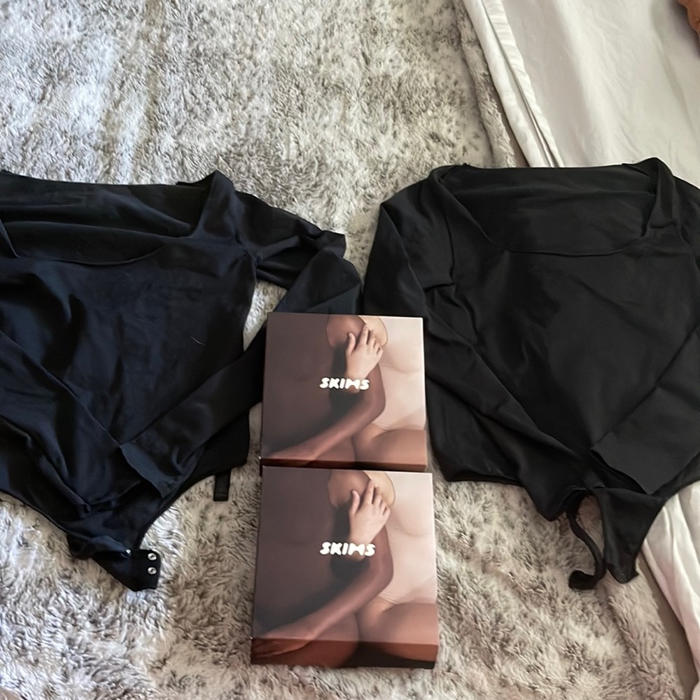 Skims long sleeve black body suit (set of two)